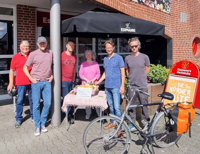 Mitglieder von MobiLaer bei der Aktion Autofreie Brötchen