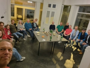 Vertreter von MobiLaer, der Ratsfraktionen und der Bürgermeister zusammen in der Galerie Lengershaus