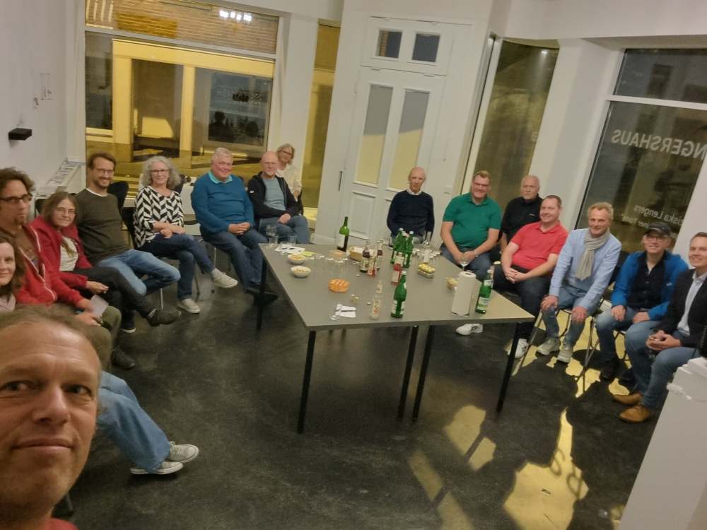 Vertreter von MobiLaer, der Ratsfraktionen und der Bürgermeister zusammen in der Galerie Lengershaus